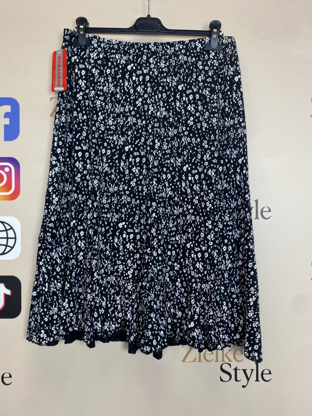 Spódnica , wzór kwiatowy , czarna , 3XL - 8323