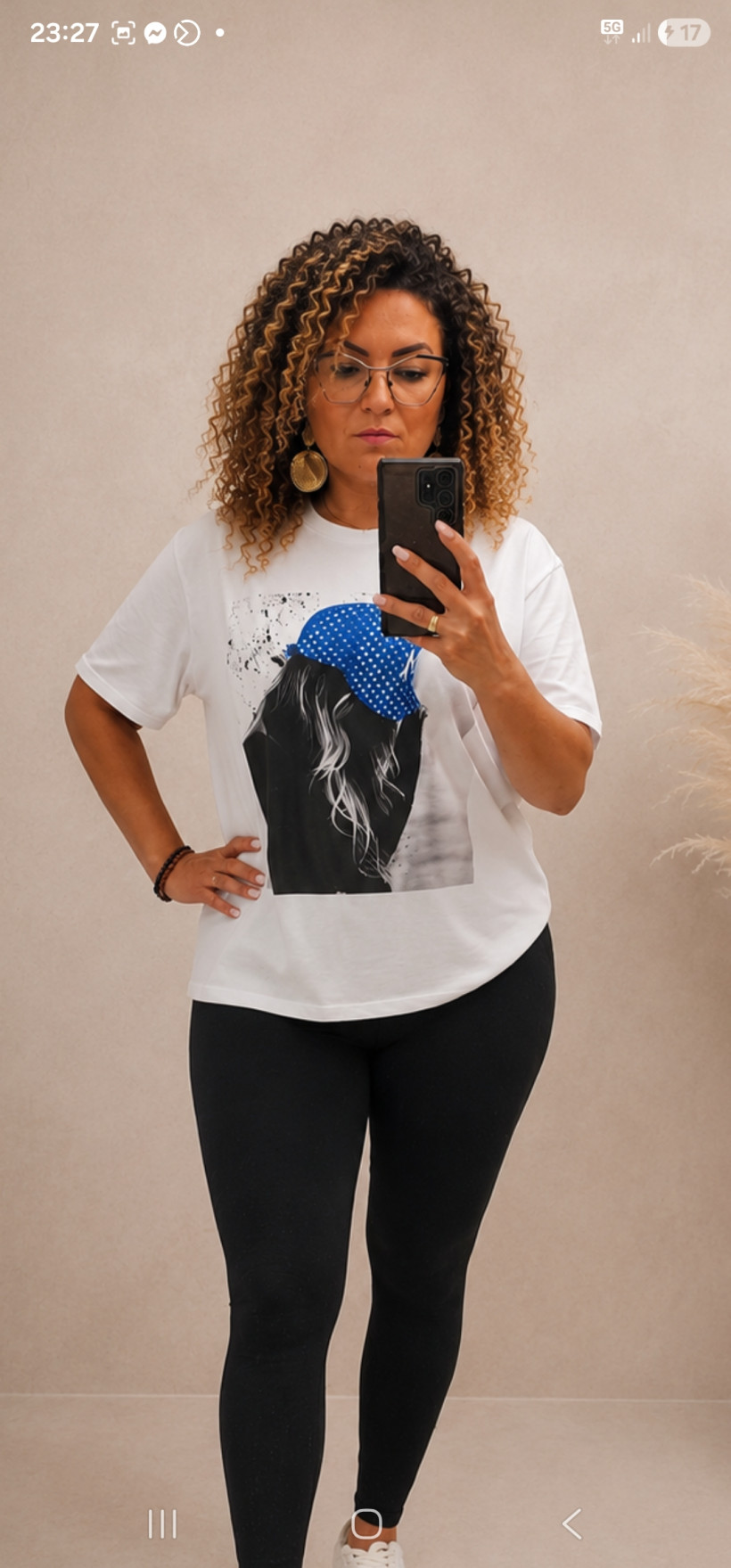 T-shirt biały kobieta czapka chaber