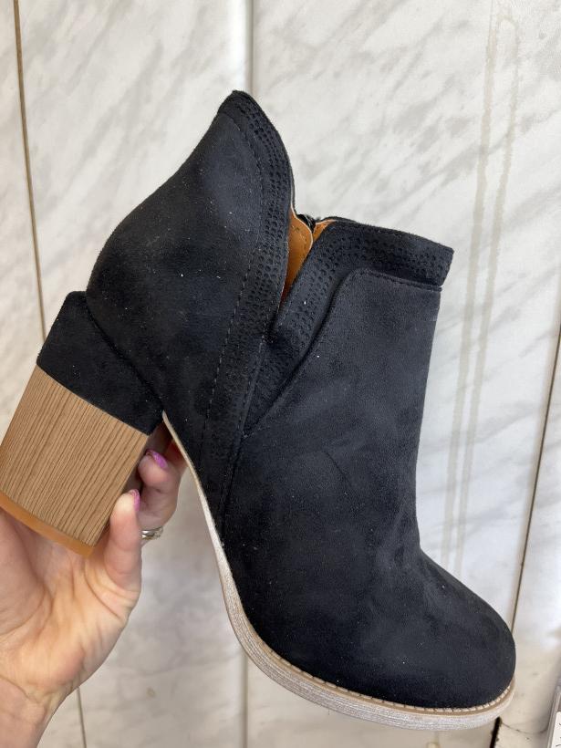 Jesień 4 Botek czarny na drewnianym klocku z kropkami przy rozcięciu Bella Paris A5705 Black