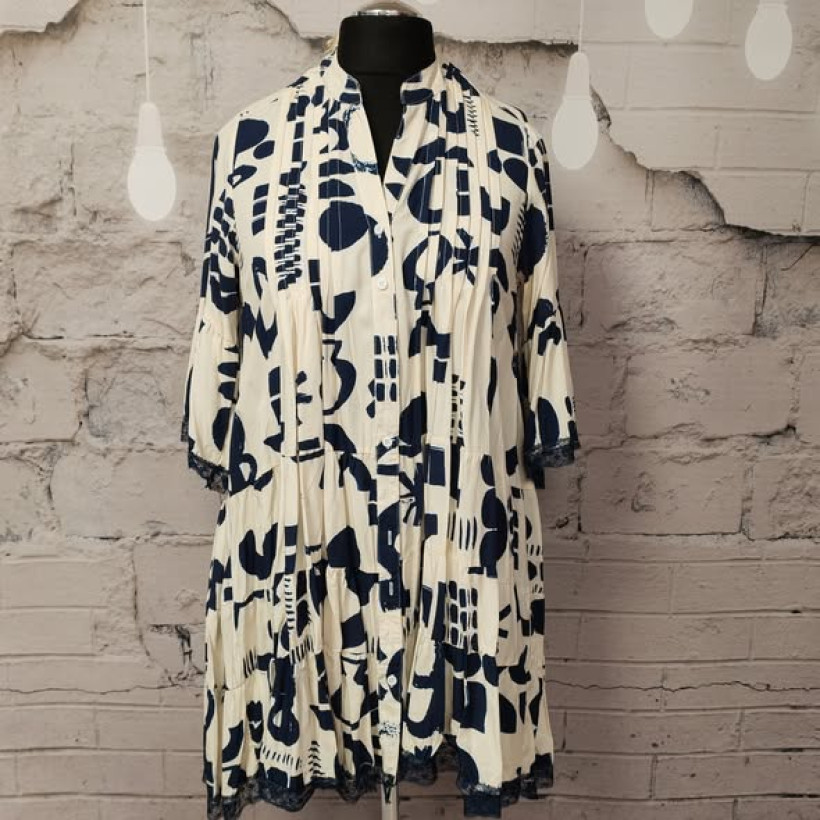 Sukienka koszulowa plus size Stella ecru-granat – włoska sukienka z wiskozy z koronką