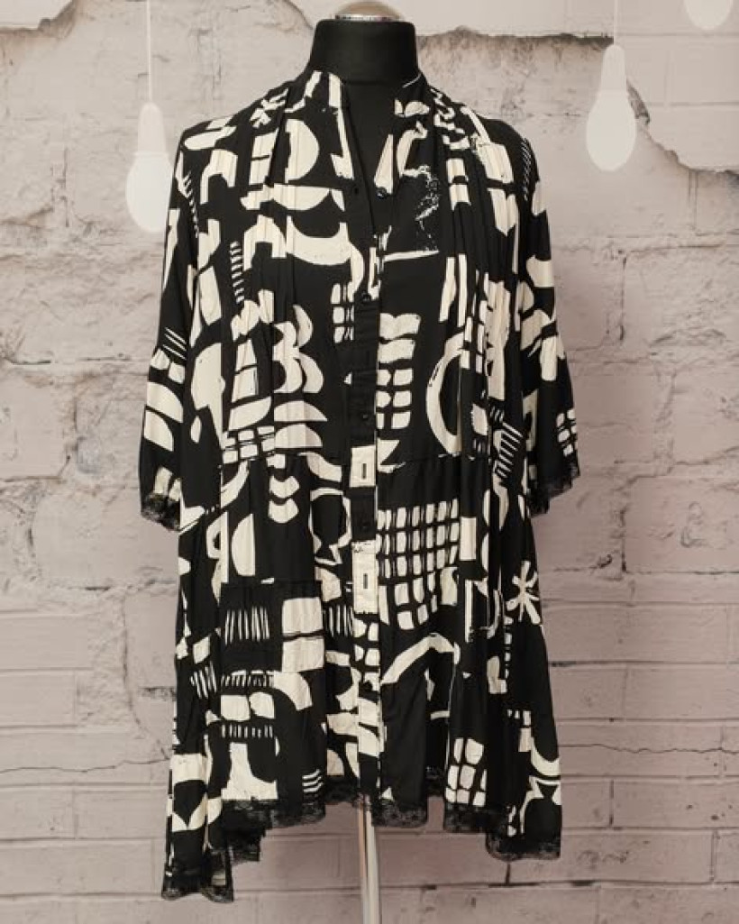 Sukienka koszulowa plus size Stella czarno-biała – włoska sukienka z wiskozy z koronką