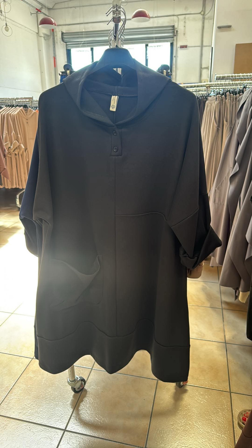 Italia nr 17 - Bluza/tunika jednokolorowa z kapturem - 26250 - czarny