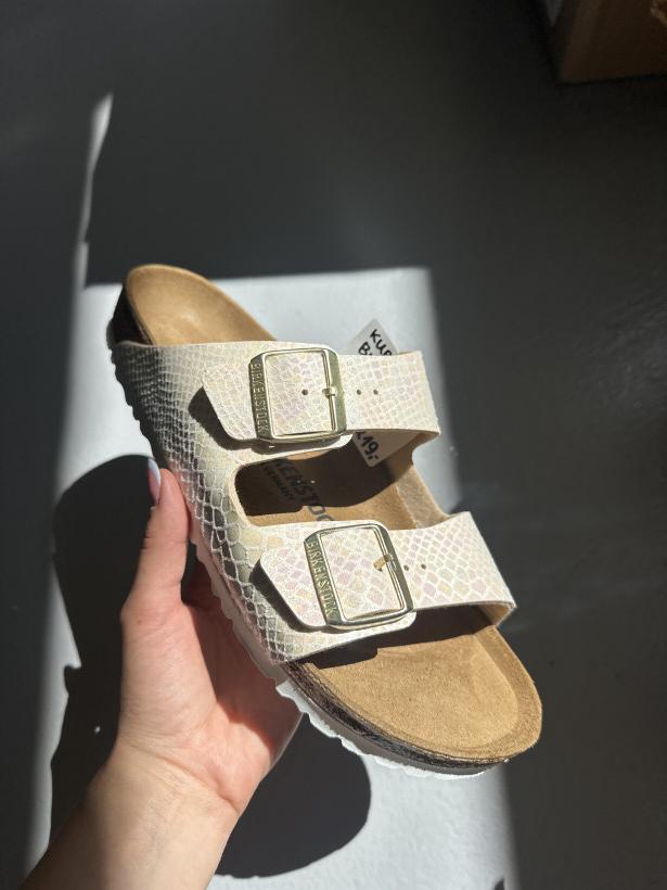 BIRKEN 25 klapek arizona birkenstock 0057623 narrow fit shine snake cream śmietankowa łuska laczek