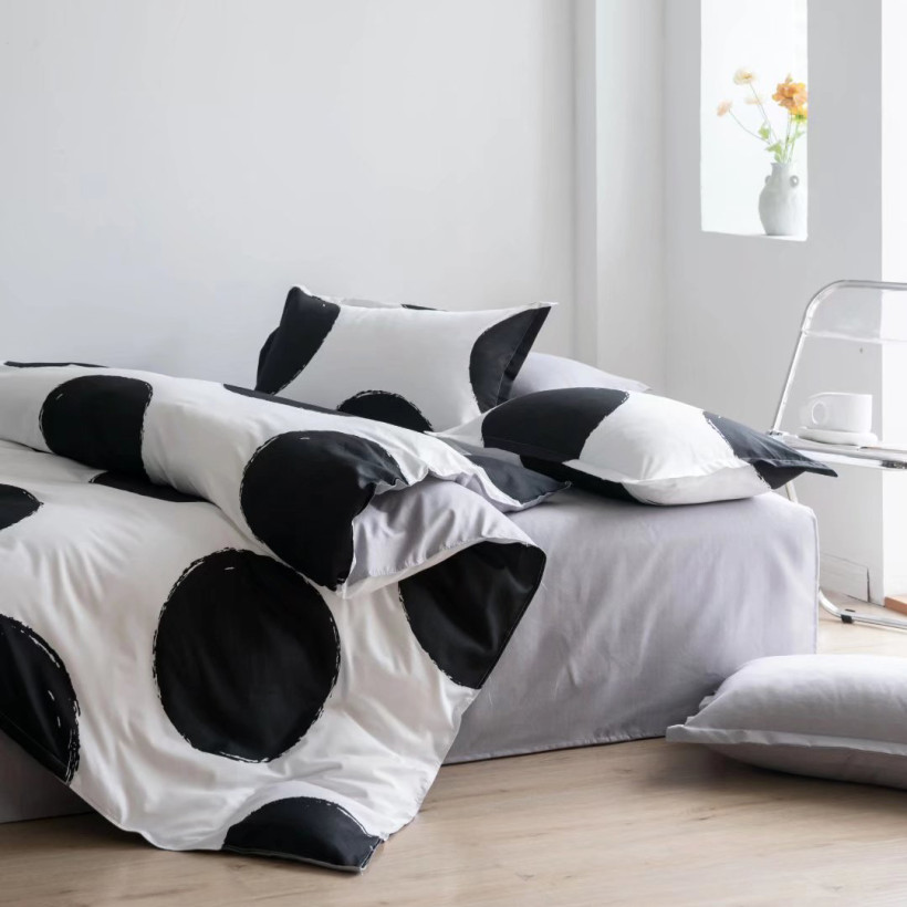Komplet pościeli 3cz. 200×220cm  satyna bawełniana biała w czarne kropki PO-D3