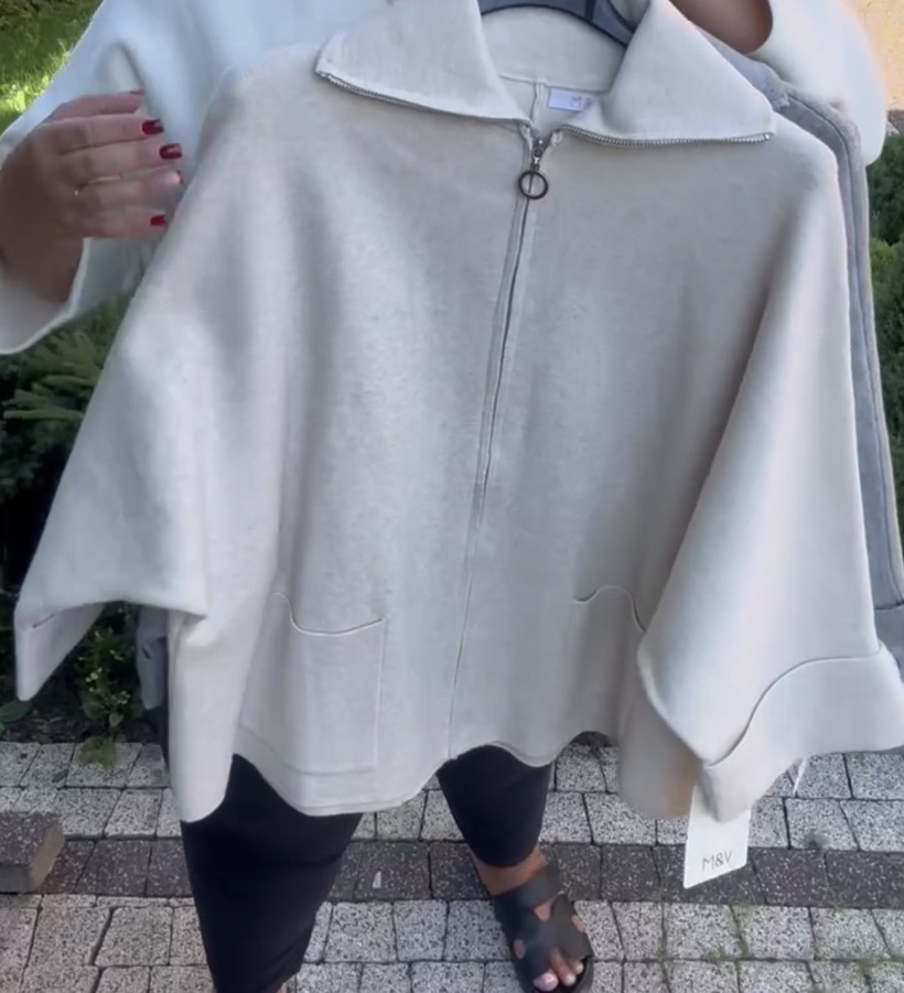 Sweter na zamek jednokolorowy, złoty guzik na rękawie - 85598 - beż