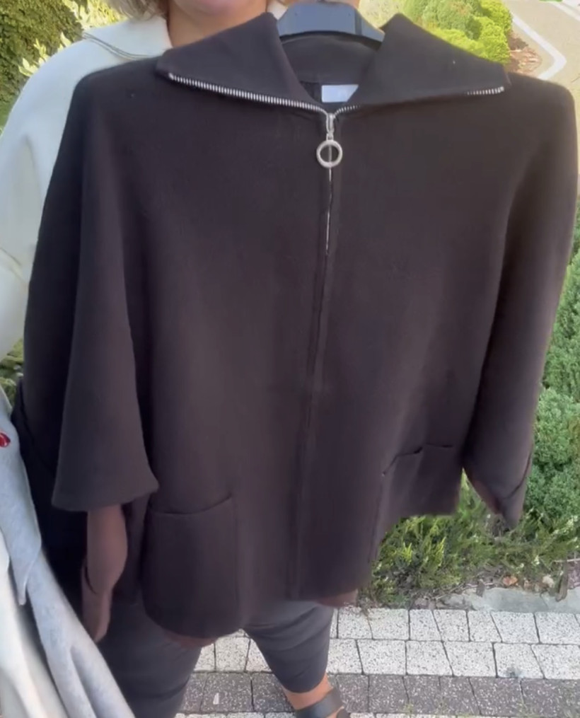 Sweter na zamek jednokolorowy, złoty guzik na rękawie - 85598 - czarny