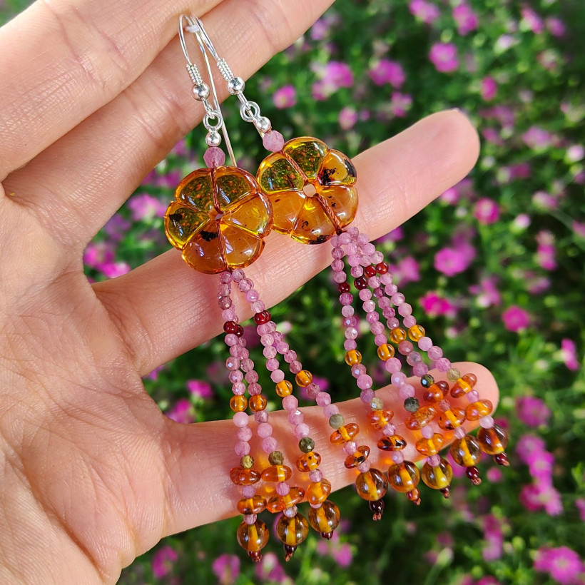 Kolczyki z Bursztynem Bałtyckim Kwiatek, Wiszące Kolczyki Boho z Naturalnym Bursztynem i Różowym Turmalinem, Unikalna Biżuteria Handmade na Prezent