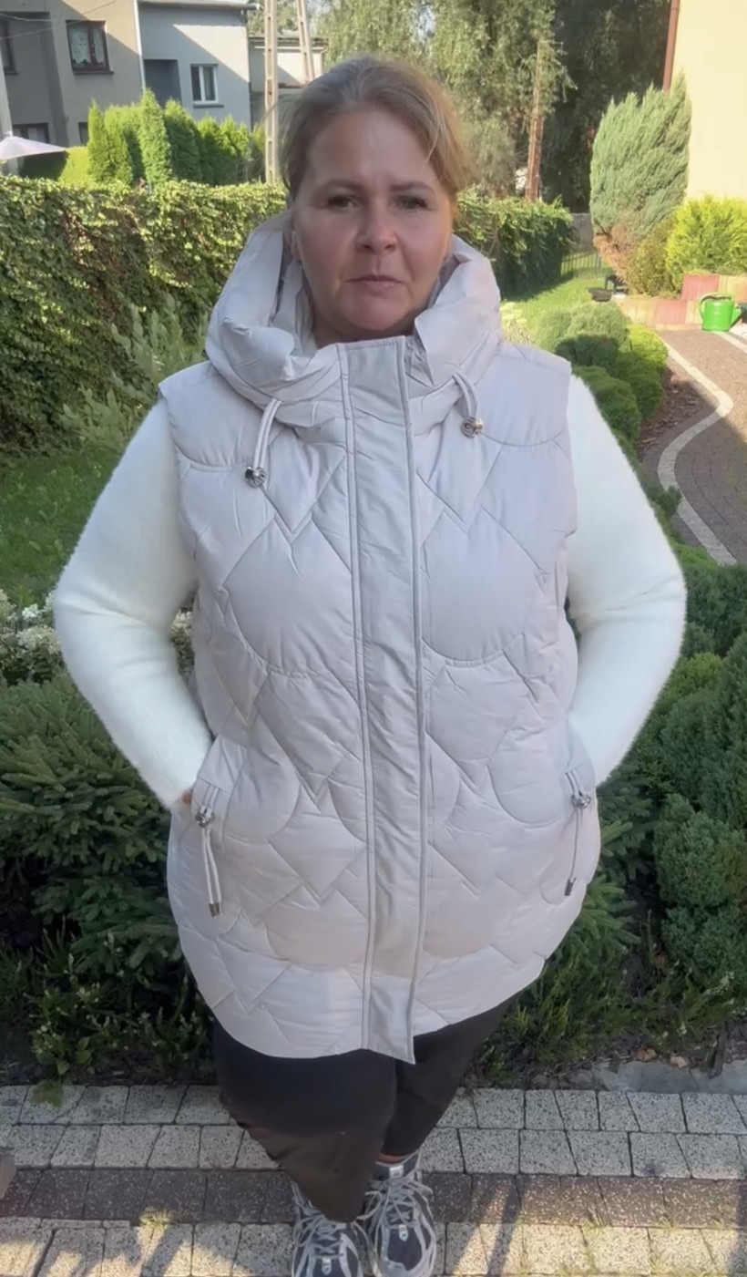 Kamizelka pikowana jednokolorowa z kapturem, jingpai, rozm. 7xl - 9873 - beż