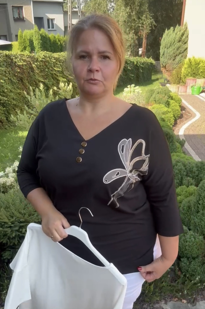 Bluzka jednokolorowa w serek ze złotymi guzikami, wzór kwiat, verso - 9304 - czarna