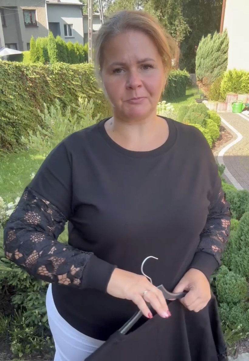 Bluza jednokolorowa z gipiurowymi rękawami, fs - 40479 - czarna