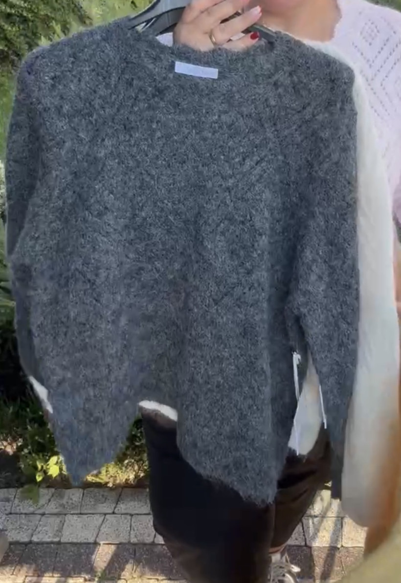Sweter jednokolorowy ażurowy wzór, amour - 87039 - grafit