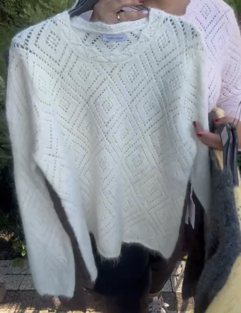 Sweter jednokolorowy ażurowy wzór, amour - 87039 - śmietankowy