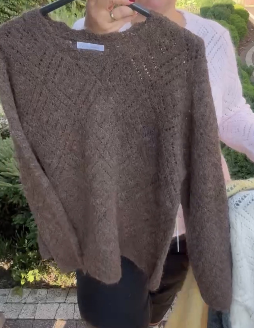 Sweter jednokolorowy ażurowy wzór, amour - 87039 - czekolada