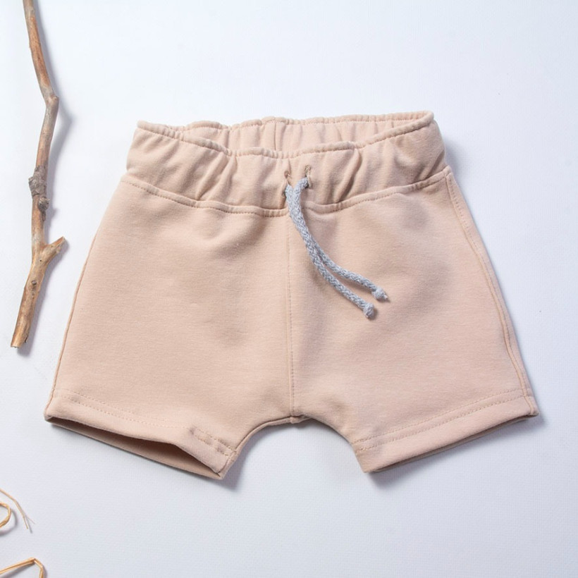 Szorty Beż Karen – klasyka i wygoda na lato