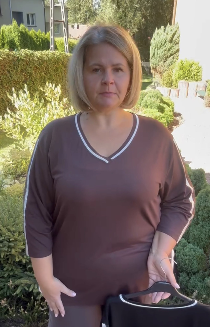 Bluzka jednokolorowa , ozdoba z cyrkonii na rękawach - overchic - 26681