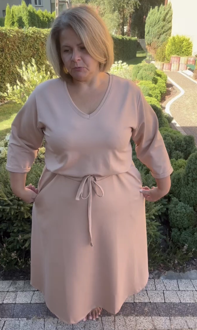 Sukienka maxi  jednokolorowa ze sznurkiem w pasie - 8418