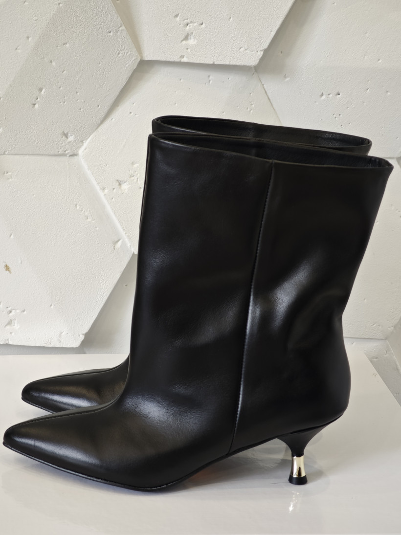 Botki z szeroką cholewką 