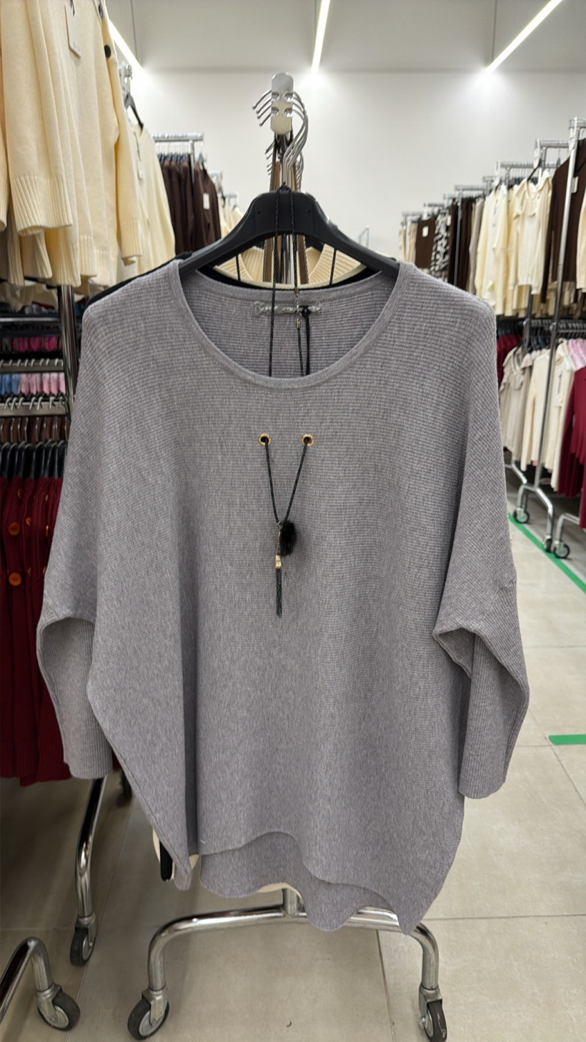  Italia nr 18 - Sweter oversize z naszyjnikiem - 5418 - UL