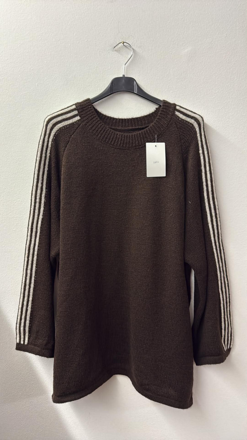 Italia nr 18 - Sweter jednokolorowy z lampasami DJ- 3901 