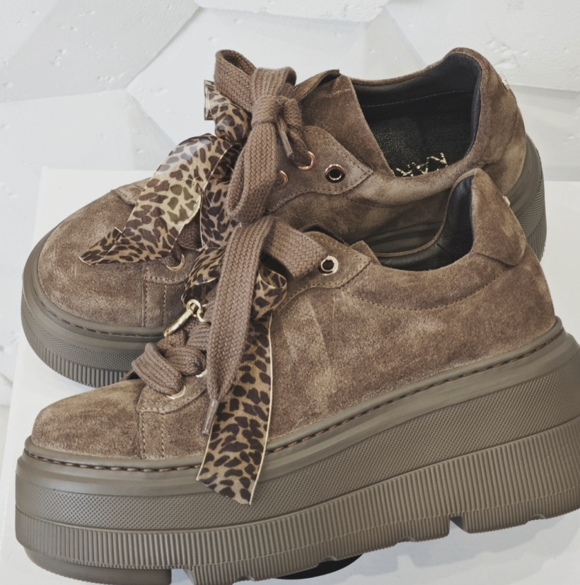 Sneakersy na koturnie cappuccino zamsz 7 cm 