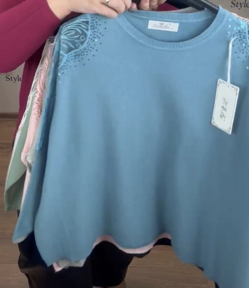 Sweter jednokolorowy permanentny wzór  na ramieniu (l/xl, 2xl/3xl) - 9819