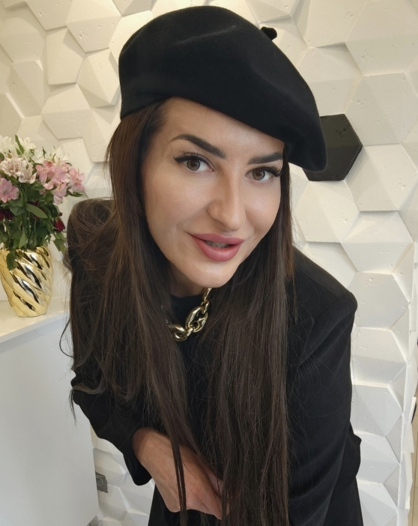 Czarny beret z wełną 