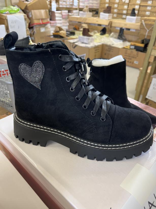 Wawa 55 traper czarny zamszowy z sercem Marquiz 9568A-2 black