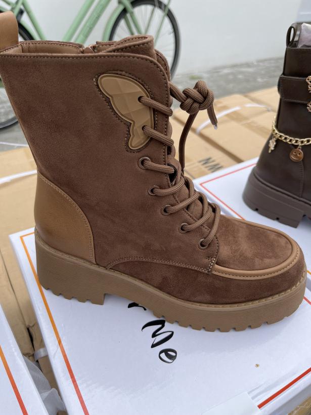 Tani 25 traper brązowy z motylkiem koło sznurówek łaczony materiał Super Me XJ-973 brown