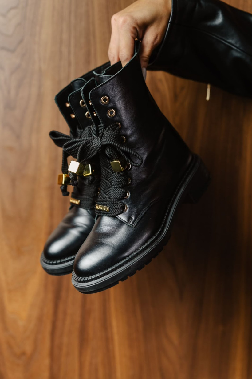 Skórzane botki premium ze złotymi detalami 6153/073