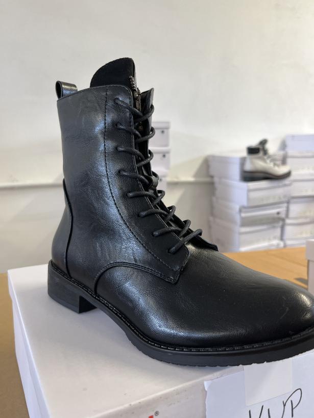 Dasz 15 botek sznurowany czarny V Jezzy MR2251-16 czarny