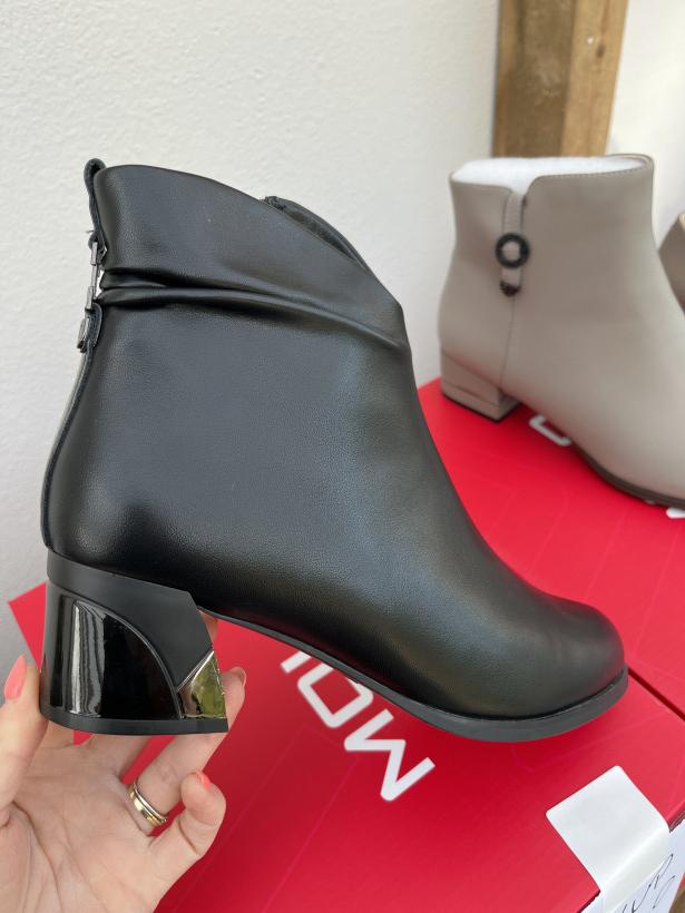 Molo 15 botek czarny jednolity z ozdobnym obcasem nadwymiar Molo PE1402D black
