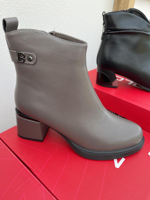Molo 16 botek taupe z literką B Molo P0704-2S apricot