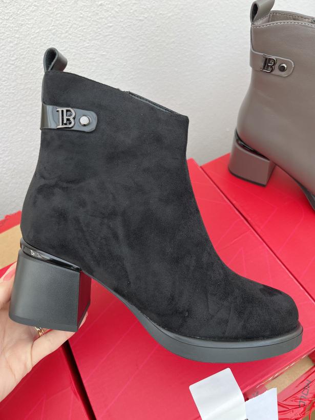 Molo 17 botek czarny zamszowy z literką B Molo P0704C black