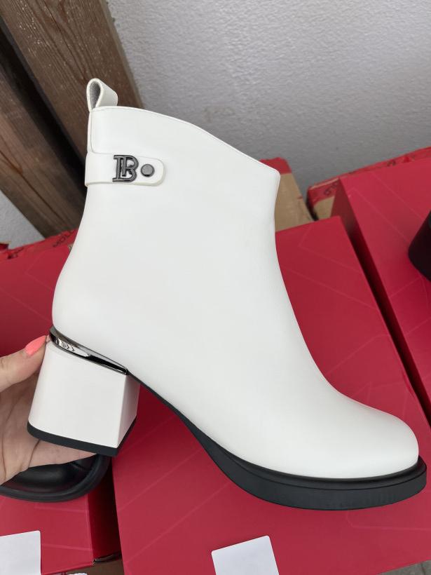 Molo 18 botek biały z literką B Molo P0704-3B white