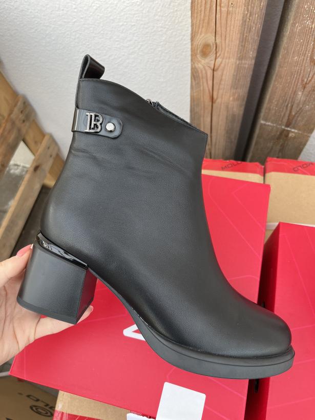 Molo 19 botek czarny lico z literką B Molo P0704 Black