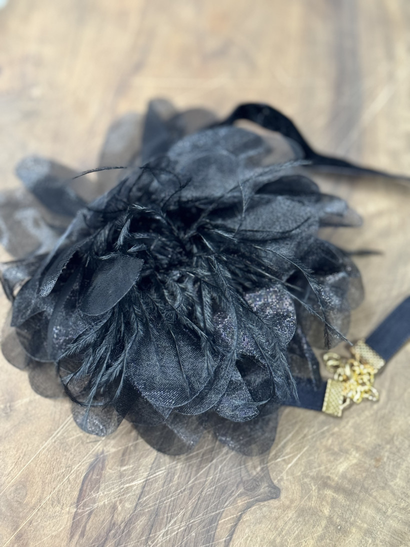 Choker kwiat z piórkami i perłą