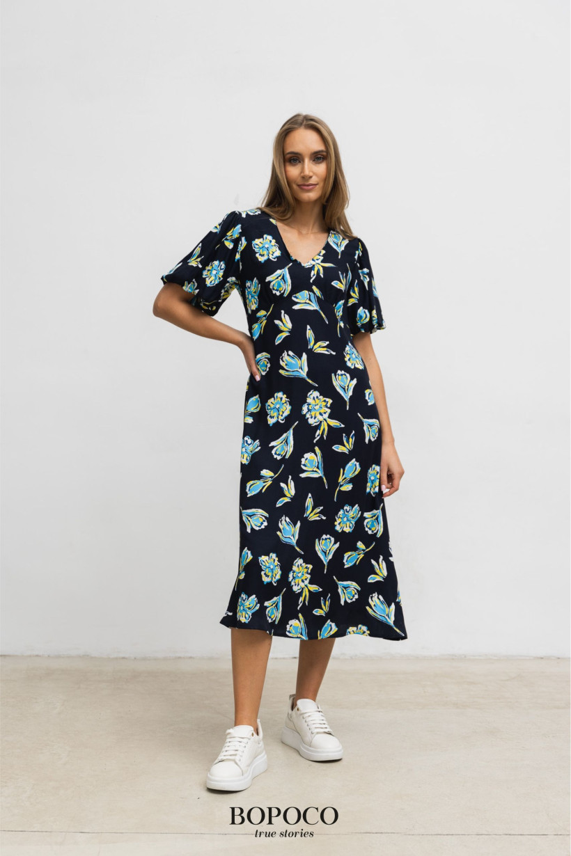 Granatowa sukienka w kwiaty Bopoco – kobiecość i lekkość w jednym