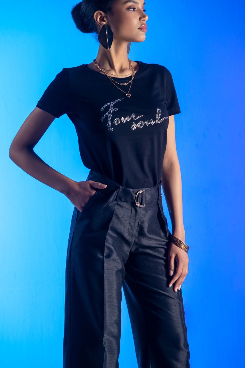 T-Shirt preta com brilhos