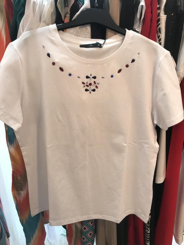 T-shirt  gola com brilhantes 