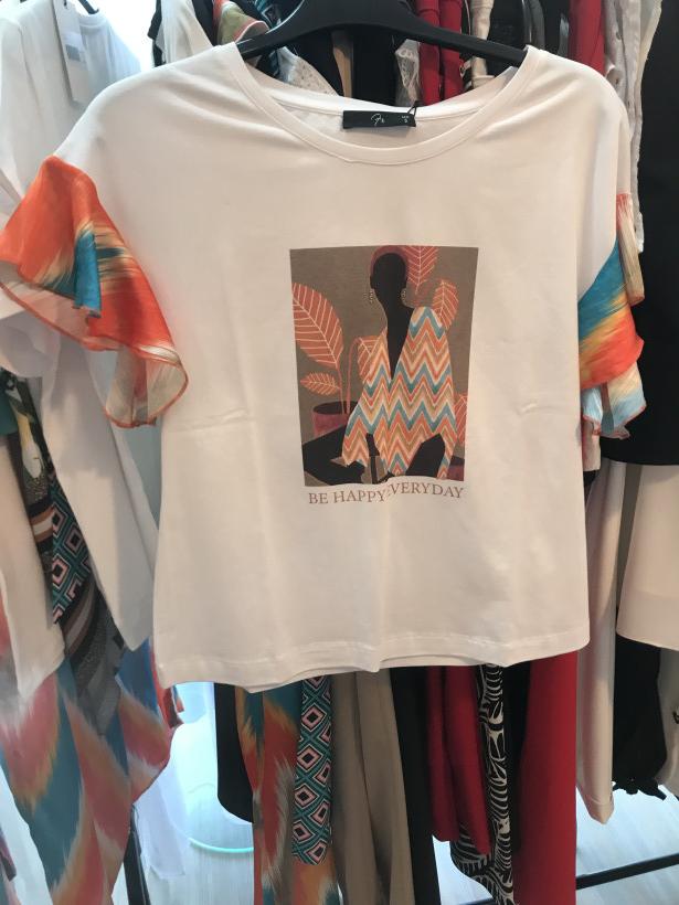 T-shirt branca manga com cores quentes