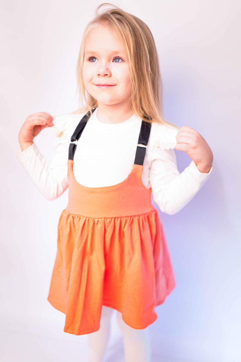 Pomarańczowa spódniczka z szelkami od Klawo