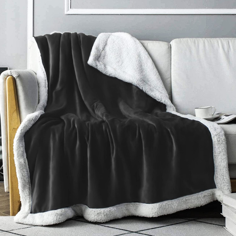 Koc z pluszowego polaru 127 x 165 czarno biały
