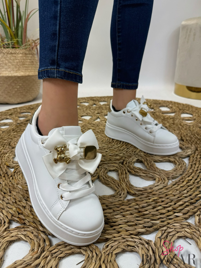 Białe sneakersy miś 
