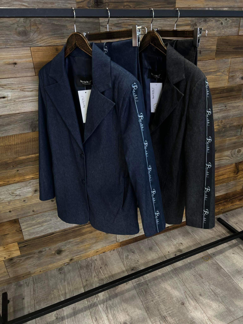 By o la la..! garnitur z lampasem