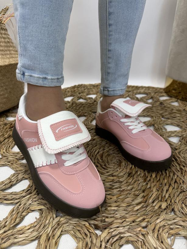 Pudrowe sneakersy retro