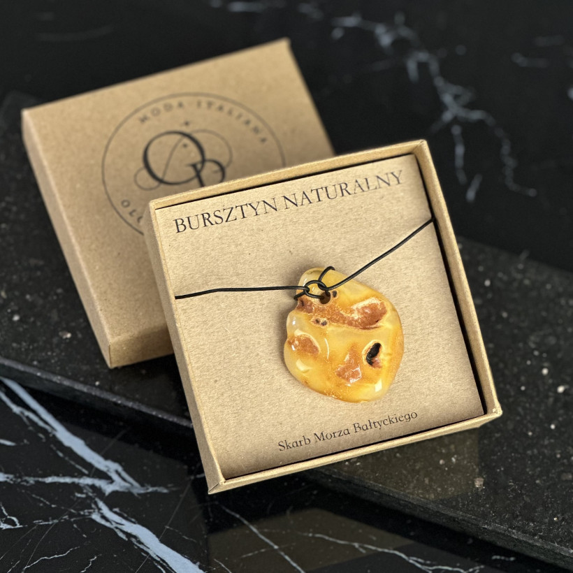 XO88 Wisior bursztyn mleczny na rzemyku