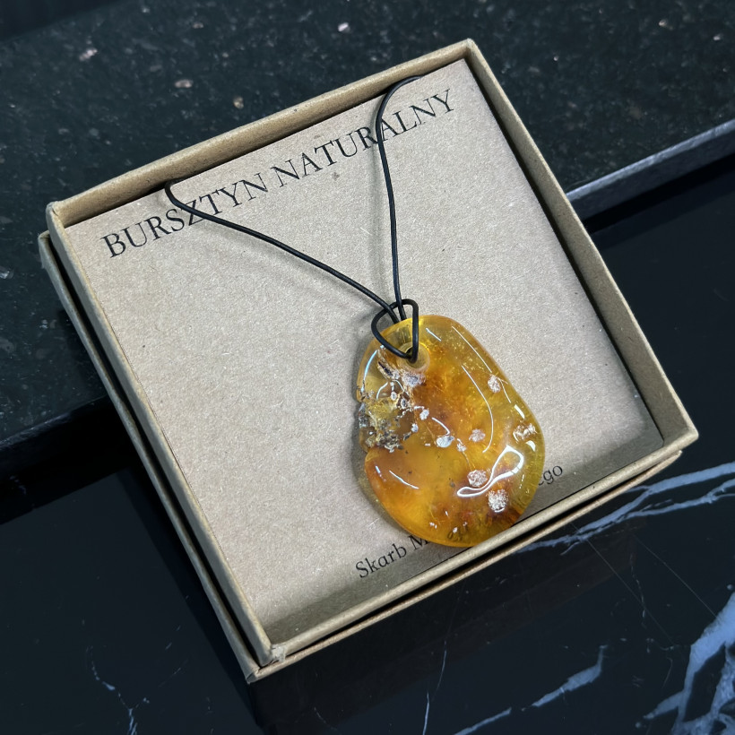 XO89 Wisior bursztyn mleczny na rzemyku