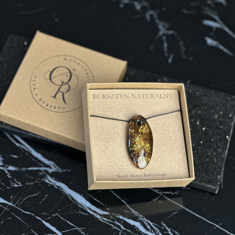 XO102 Wisior zielony bursztyn na rzemyku