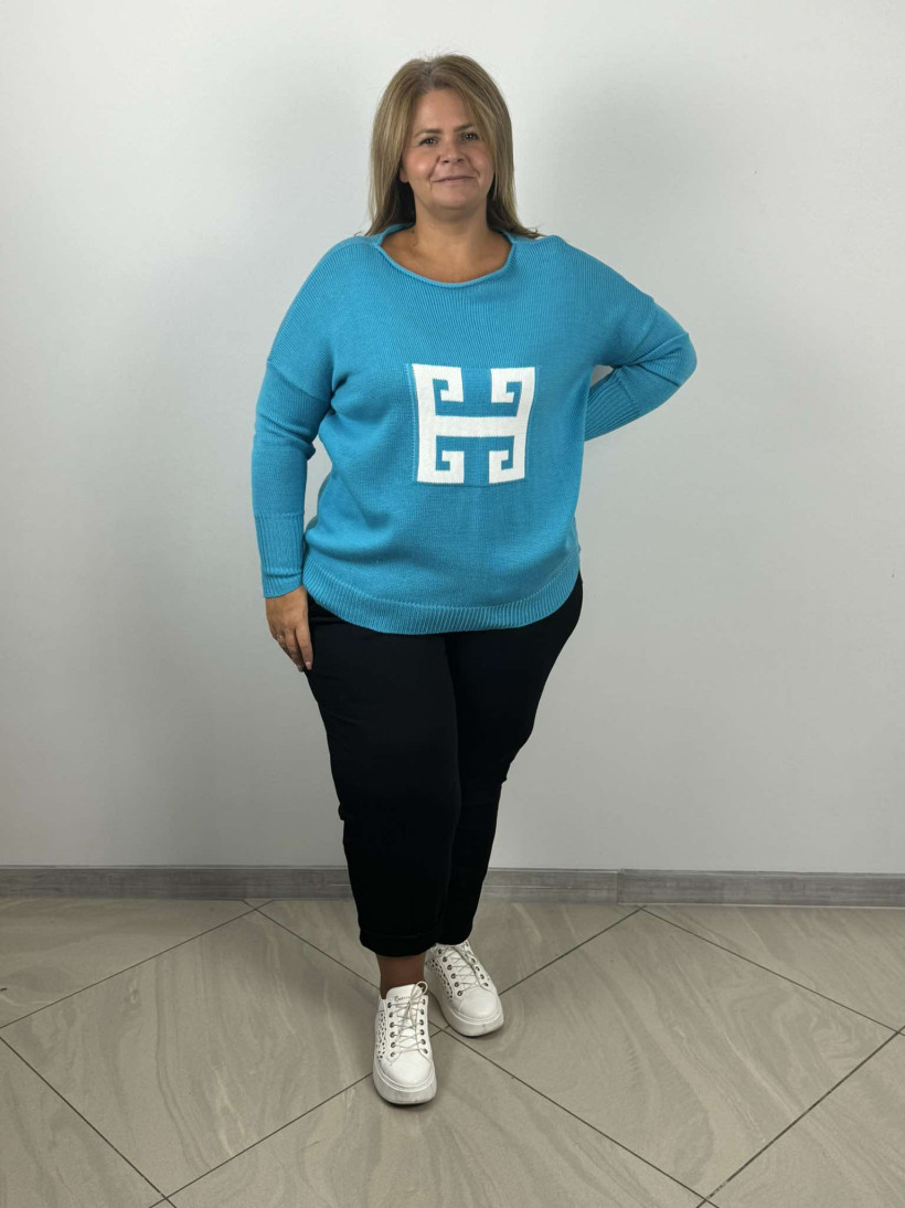 Sweter jednokolorowy , dekolt łódka - znak na środku - 24.25 - niebieski