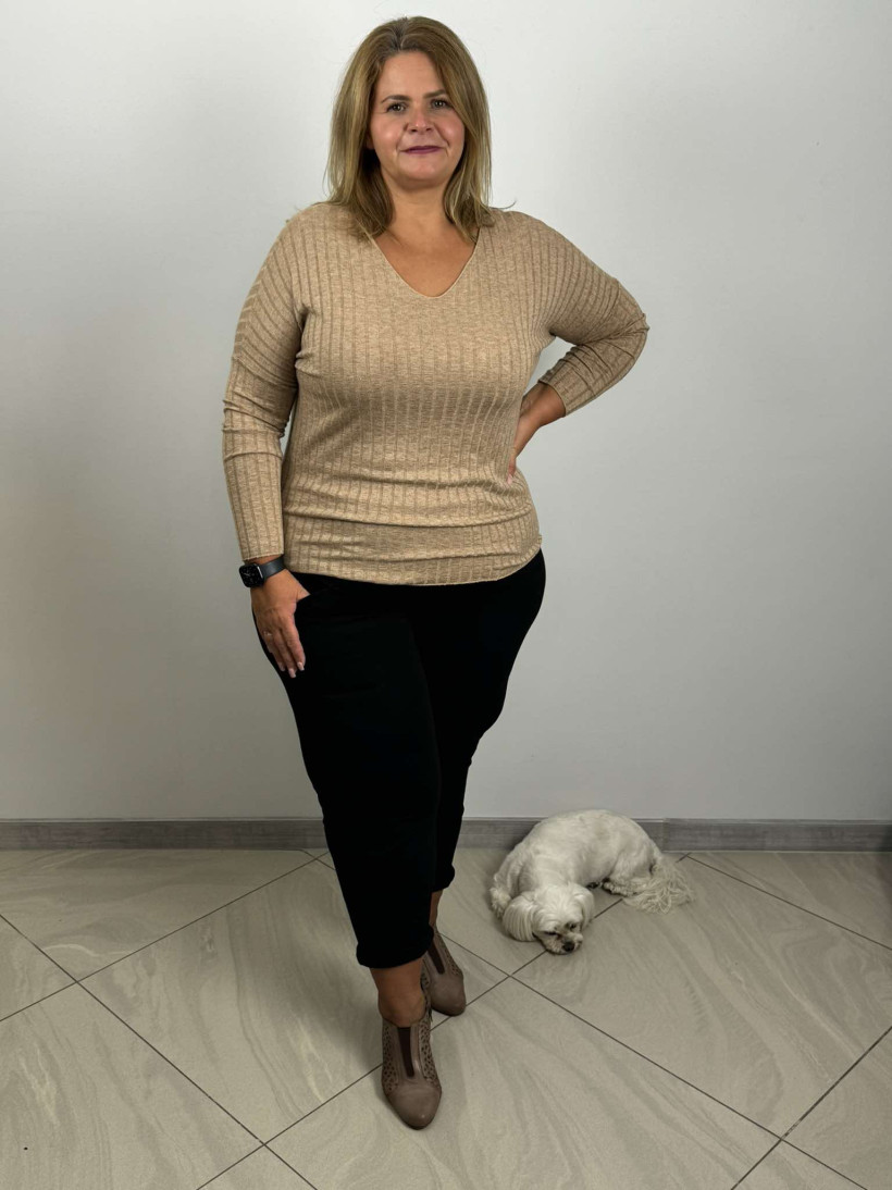 Bluzka/sweter wiskozowa w szeroki prążek, w serek - Wł. - 21336 - camel